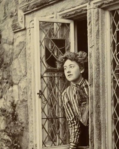 Agatha_Christie_as_a_young_woman