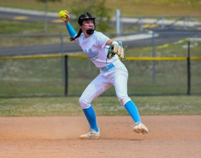 042226-holtville softball.jpg