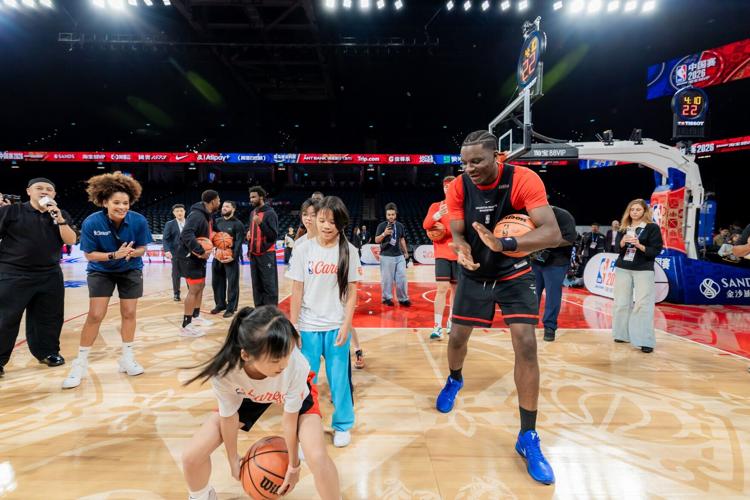 Players and coaches from the Dallas Mavericks and Houston Rockets lead local students in a basketball clinic on the NBA court at The Venetian Arena, providing skills demonstrations and hands-on coaching. The activity offered Macao youth a valuable oppor...