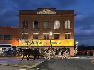 121725 downtown carriage rides1.jpg