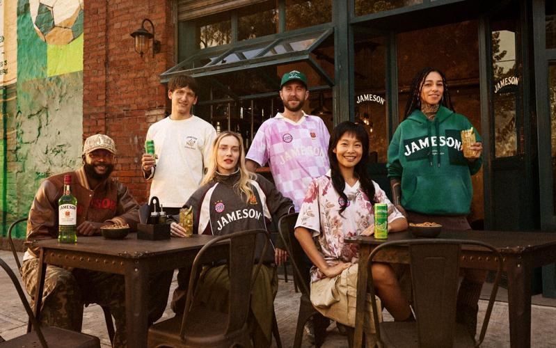 La colección cápsula de Jameson y KidSuper compuesta por nueve piezas, incluye un emblemático track suit, camisetas de fútbol, gorras, una sudadera y una camiseta.