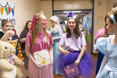 A STROLL DOWN MEMORY LANE: Wetumpka seniors recreate kindergarten character walk