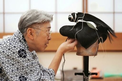 In total, there are around 400 types of wigs for female roles, and 1,000 for male parts in kabuki