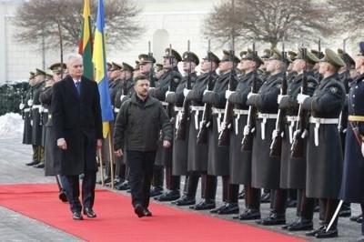 Lithuania's President Gitanas Nauseda (L) and Ukraine's President Volodymyr Zelensky review the military honour guard in Vilnius
