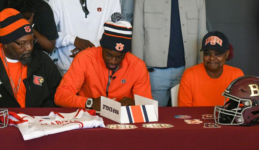 Simmons signs with Auburn