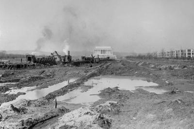 Work on the Lincoln Memorial Reflecting Pool began in 1919.