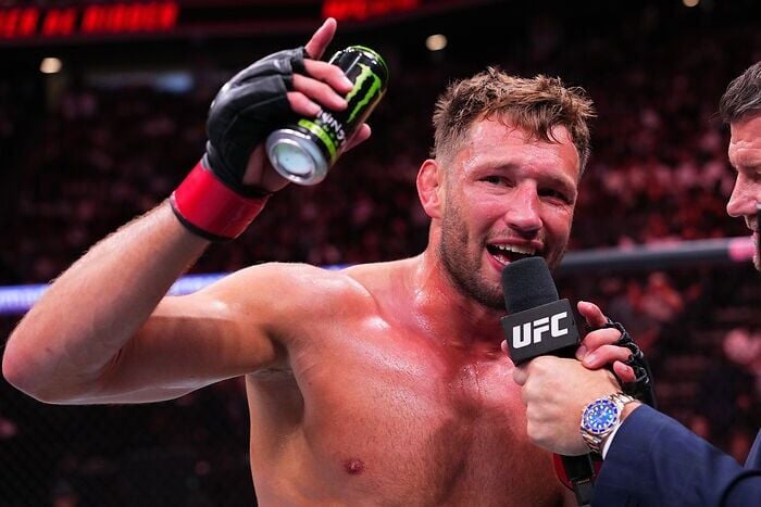 Monster Energy's Reinier Defeats Roman Dolidze via TKO 
In UFC Light Heavyweight Debut at UFC Fight Night in Sacramento