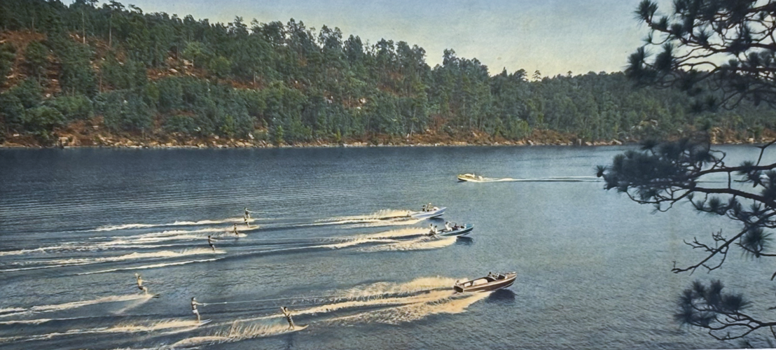 Multiple skiers near chimney Rock 1950s.png