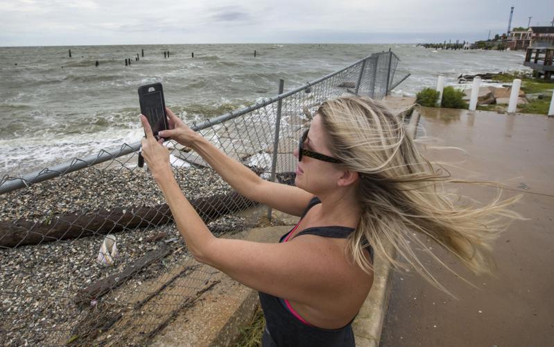 As Harvey arrives, officials anticipate days of flooding