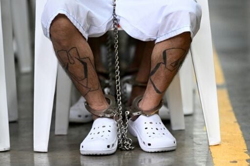 Un miembro de la Mara Salvatrucha (MS-13) encadenado y con grilletes en los pies durante una vista judicial a distancia por videoconferencia celebrada en el Centro de Confinamiento para Terroristas (CECOT) de Tecoluca, El Salvador, el 23 de abril de 2026