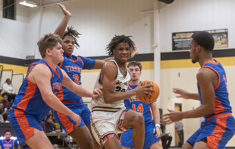 12725 wetumpka boys basketball.jpg