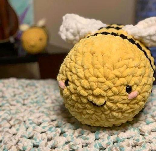 08032023 crochet bees.jpeg