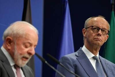 Brazilian President Luiz Inacio Lula da Silva (L) and German Chancellor Friedrich Merz (R) in a joint news conference