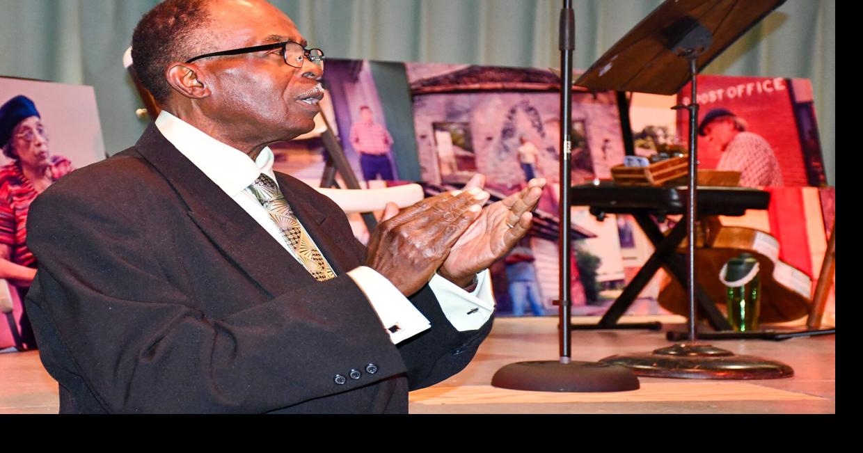 Folk singer returns after 3 decades