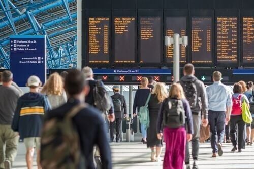 commuters at waterloo train station