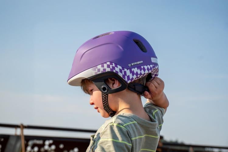 The new Strider Dial Fit Helmet makes it faster and easier than ever to put on a child's helmet safely and reliably. Thanks to the innovative HighBar Technology, the Strider Dial Fit Helmet adjusts to a perfect fit in three easy steps: turn the rear dia...