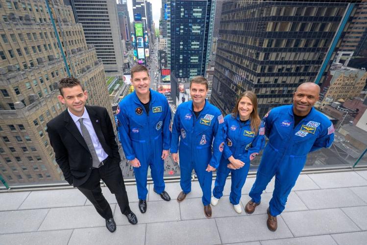 SWNS_ATRONAUTS_NYC_10_145723