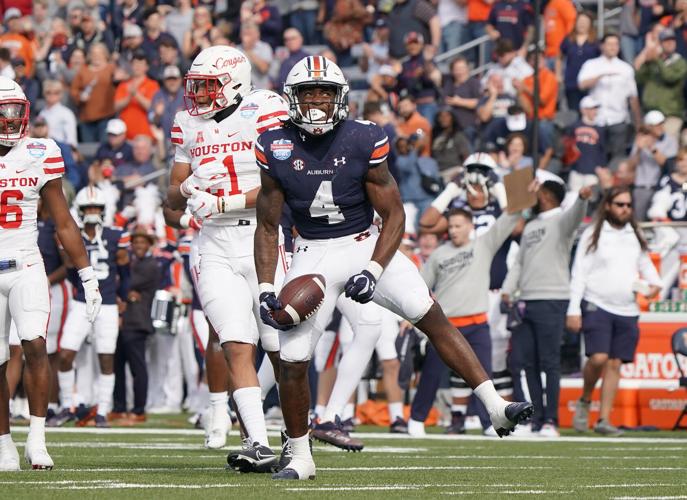 Late touchdown leads Houston past Auburn in Birmingham Bowl