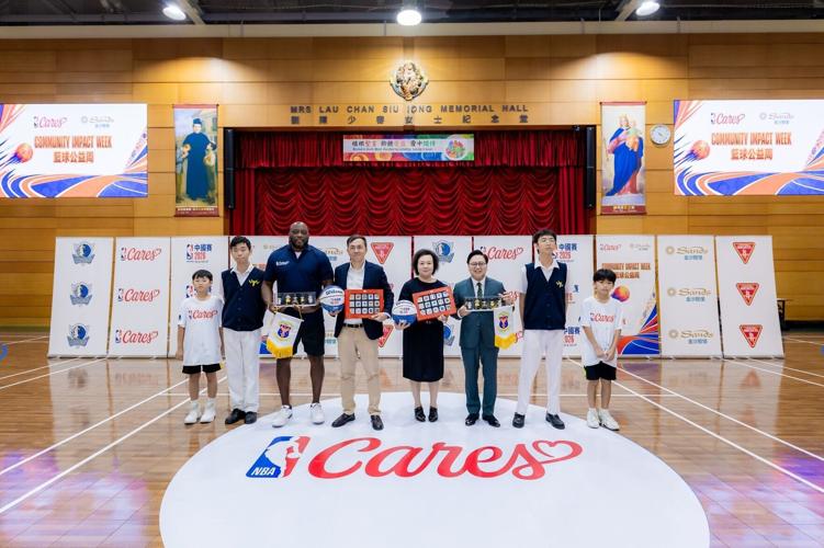 Representatives from Sands China and NBA Cares exchange souvenirs with representatives from Yuet Wah College and Colégio Dom Bosco (Yuet Wah).