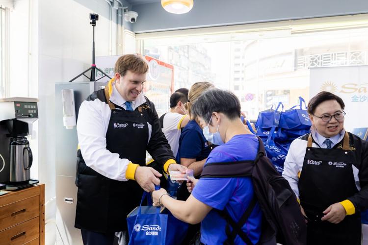 NBA legends Stephon Marbury and Cuttino Mobley join executives from Las Vegas Sands and Sands China, Sands Cares Ambassadors, and Fuhong members to assemble and distribute boxed lunches at Health and Wellness Day, delivering care and warm wishes to loca...