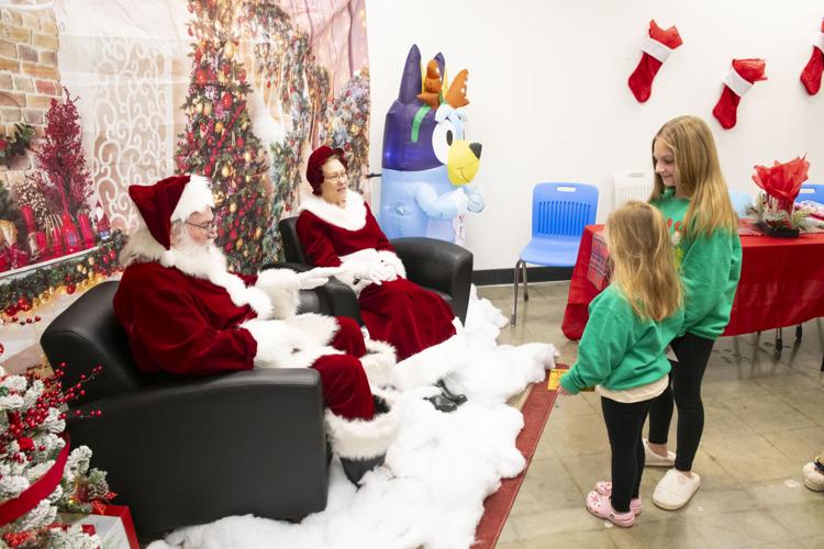 PHOTOS: Santa helps with annual Christmas giving in Wetumpka