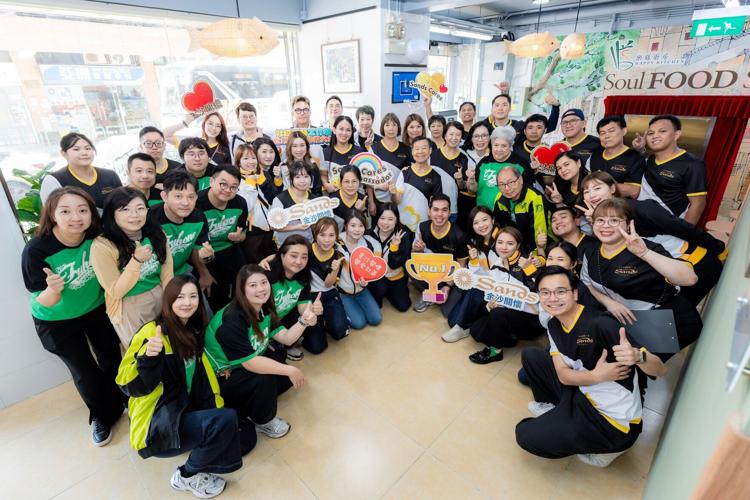 NBA legends Stephon Marbury and Cuttino Mobley join executives from Las Vegas Sands and Sands China, Sands Cares Ambassadors, and Fuhong members to assemble and distribute boxed lunches at Health and Wellness Day, delivering care and warm wishes to loca...