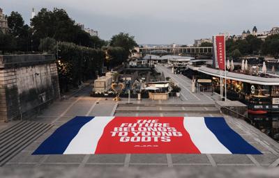 The banner Ajax placed along the Seine.
