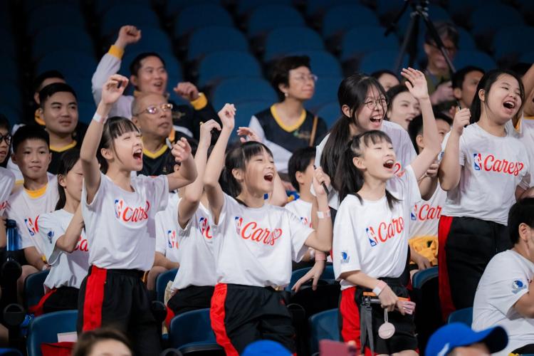Players and coaches from the Dallas Mavericks and Houston Rockets lead local students in a basketball clinic on the NBA court at The Venetian Arena, providing skills demonstrations and hands-on coaching. The activity offered Macao youth a valuable oppor...