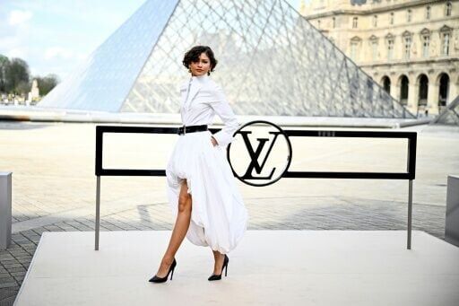 L'actrice américaine Zendaya pose devant la Pyramide du Louvre, avant le défilé Louis Vuitton, à Paris, le 10 mars 2026