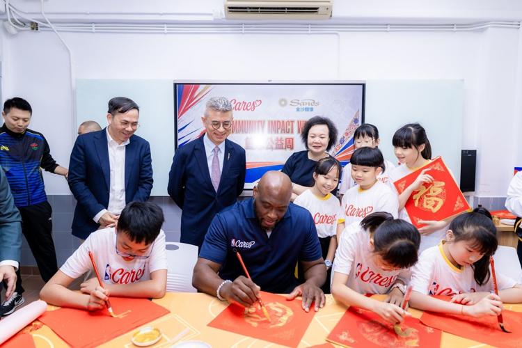 Beyond basketball exchange, School Day featured meaningful cultural exchange between East and West. Accompanied by teachers and students at the school, NBA legend Mitch Richmond participates in a Chinese calligraphy session, learning firsthand the techn...