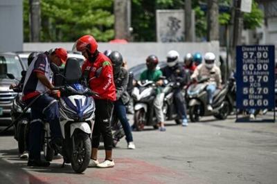 Motorists queue at a gas station amid rising petrol prices in Quezon City, Metro Manila on March 9, 2026