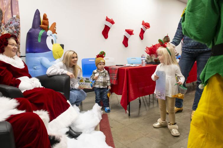 PHOTOS: Santa helps with annual Christmas giving in Wetumpka