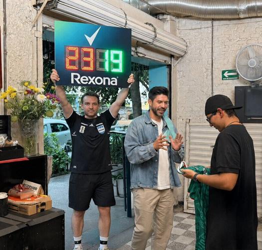 Oribe Peralta surprises Juanito Duran at work before covering his shift.