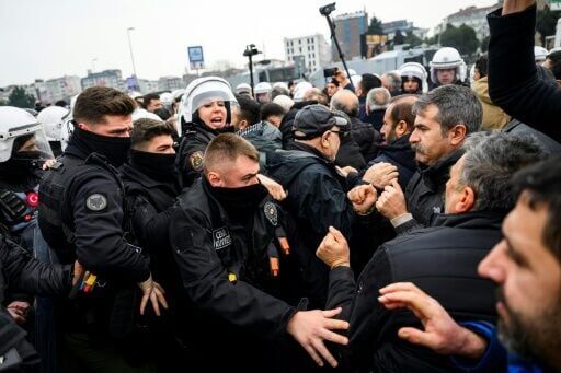 In Istanbul, protesters clashed with police who tried to prevent a demon in solidarity with Kurds in northern Syria