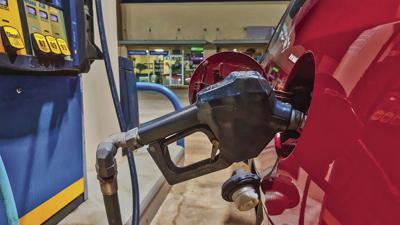 Despite holiday surge predictions, gas prices still falling