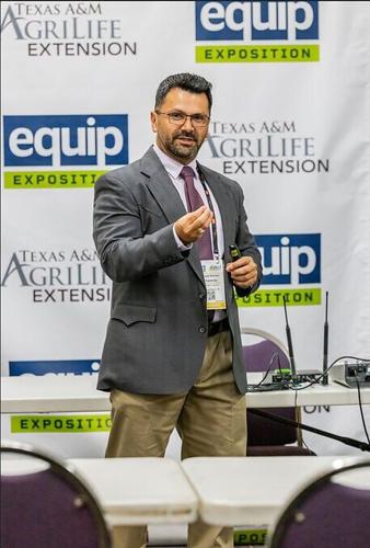 "Mis cursos están diseñados para brindar a los paisajistas conocimientos prácticos que puedan aplicar desde el primer dÃa", señaló el Dr. Chavarria. "El objetivo es ayudar a los profesionales a manejar el césped de manera más eficiente, ahorrar tiempo y...