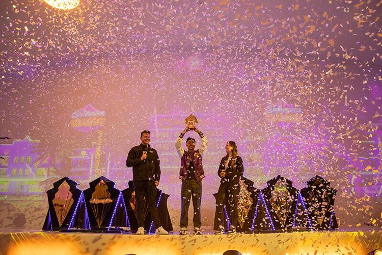 Sidney Ha lifting the trophy – First ever World Solitaire Champion