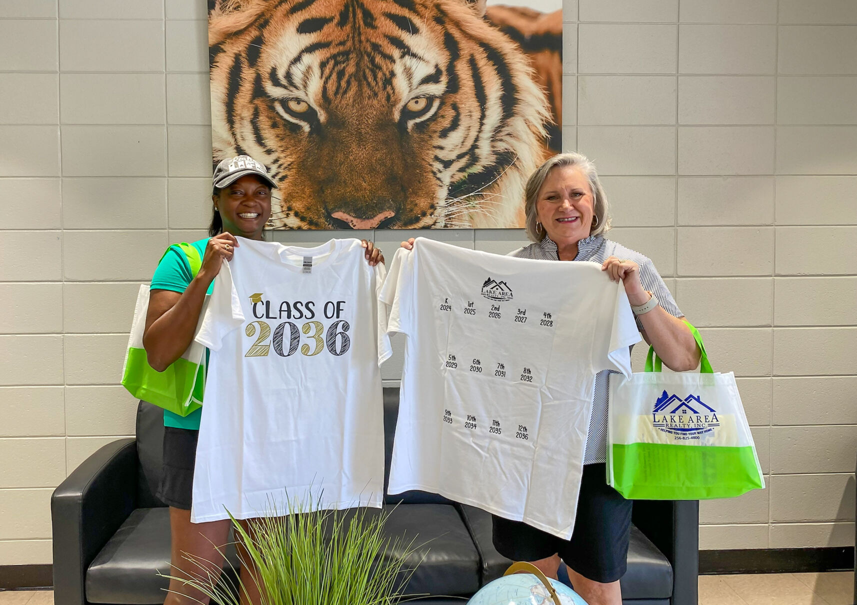Dadeville realtor gives out t-shirts to DES class of 2036
