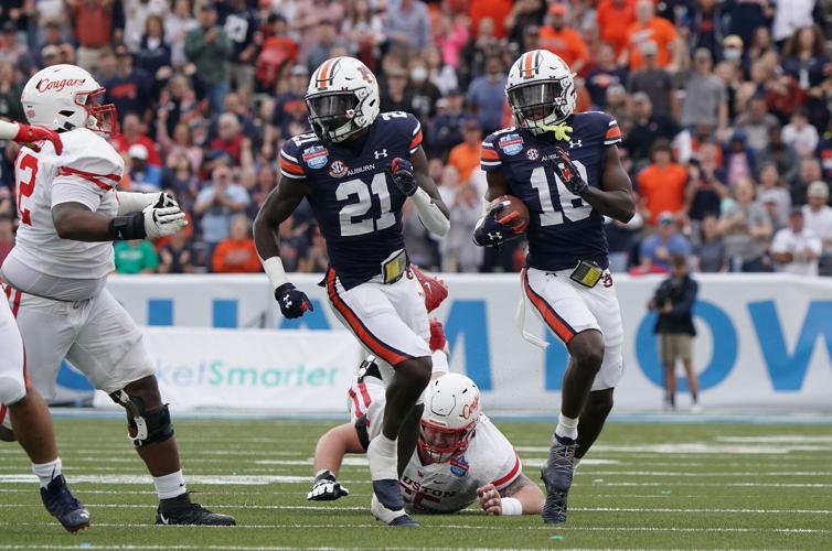 Late touchdown leads Houston past Auburn in Birmingham Bowl