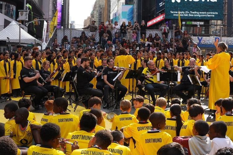 Tens of thousands of fans and visitors experience football culture as CSTS and BVB transforming Times Square into a vibrant football festival.