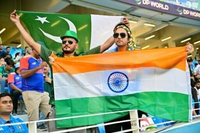 Pakistani and Indian cricket fans