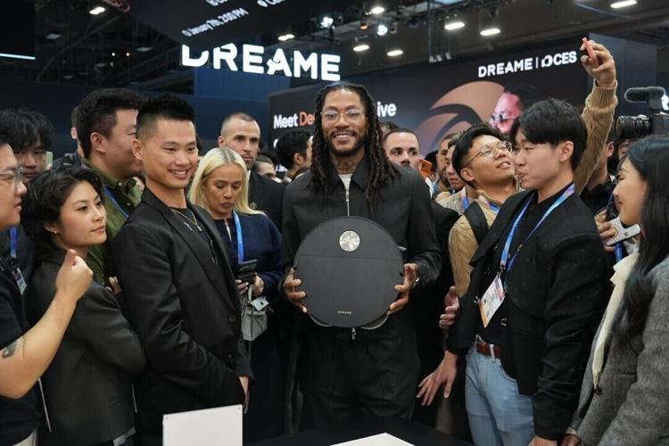 Derrick Rose, former NBA MVP and three-time All-Star, at Dreame's CES 2026 booth, discussing smart living and how optimizing daily routines creates space for recovery, mental clarity, and what truly matters.