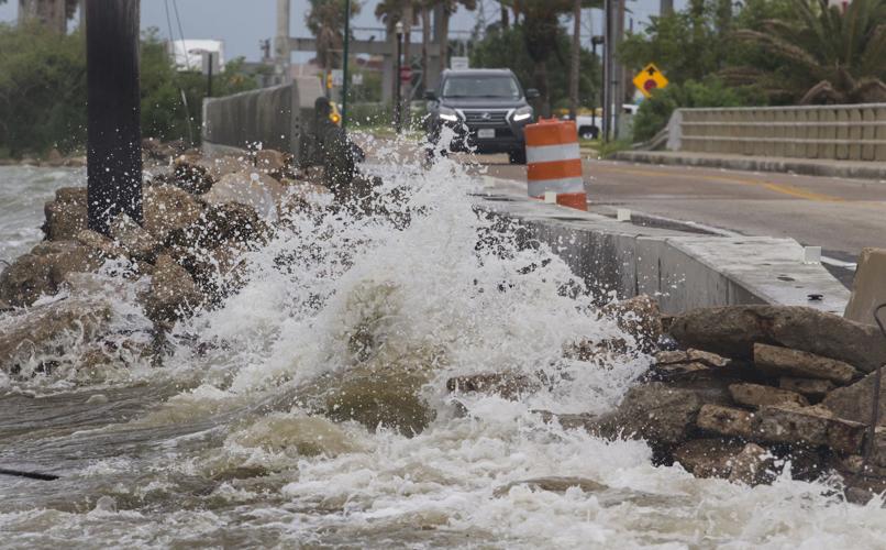 As Harvey arrives, officials anticipate days of flooding