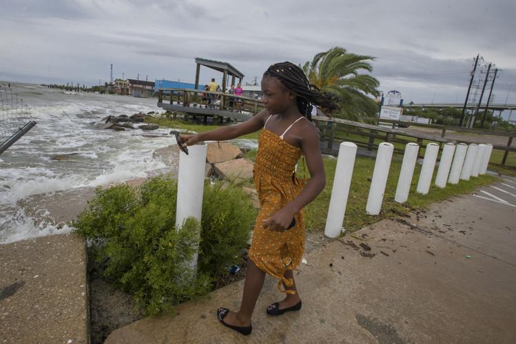 As Harvey arrives, officials anticipate days of flooding