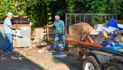 091325 tapleys cleaning trash.jpg