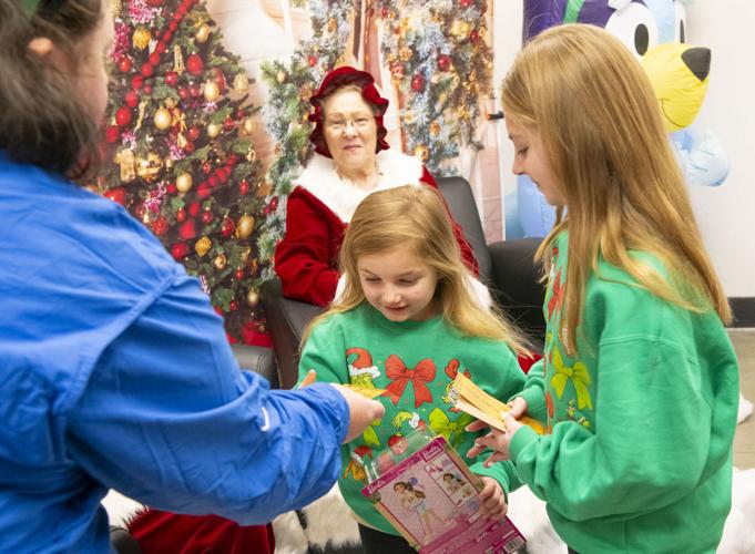 PHOTOS: Santa helps with annual Christmas giving in Wetumpka