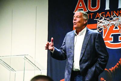 Bruce Pearl, AUTLive help locals fight against cancer