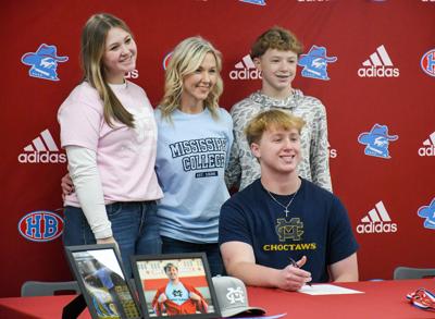 013126-elijah smith signing.jpg