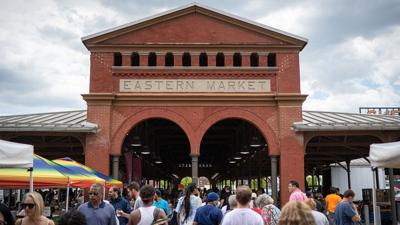 Which US cities have the most single and married people?