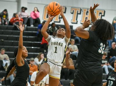 112625 dadeville girls hoops.jpg